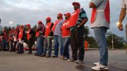 Petroleiros começam sua greve contra a privatização de Dilma e ameaças de Serra