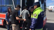 Intimidação: Polícia para ônibus e revista mochilas na entrada da capital argentina