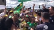 Bolsonaristas cantam “Record”, reivindicando emissora de Edir Macedo apoiadora de Bolsonaro