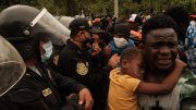 Imigrantes são duramente reprimidos pela polícia ao atravessarem a fronteira Brasil-Peru