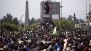 Piñera estende o toque de recolher e dezenas de milhares se manifestam no centro de Santiago