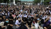 Milhares de pessoas saem às ruas da Tailândia desafiando o estado de emergência