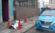 Homem em situação de rua morre na calçada após ser retirado de emergência no Rio