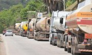 Locaute paralisa caminhoneiros de transportadoras de combustíveis em 3 estados do país