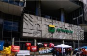 Petrobras chantageia petroleiros em luta com pagamento de bônus aos fura greve