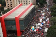 Centenas de milhares marcham em SP contra os cortes à educação do governo Bolsonaro