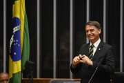 Bolsonaro faz chantagem com emendas para comprar apoio a Lira para a presidência da Câmara