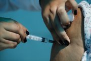 Paes anuncia suspensão da vacinação no RJ a partir de quarta-feira por falta de doses