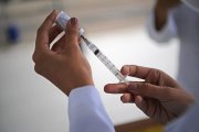 Capitais de três estados suspendem vacinação contra a Covid por falta de doses