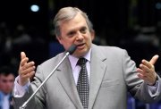 Tasso minimiza crise no PSDB dizendo que “partidos de pensamento único são comunistas”