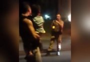 Vídeo que mostra a PM eletrocutando um rapaz com o filho no colo ganha as redes