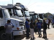 Com apoio do agronegócio caminhoneiros fazem locaute pró-Bolsonaro