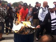 Funcionários da Mercedes Benz rejeitam os telegramas e queimam em ato em frente a fábrica