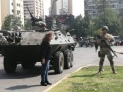 Chile: Como herança da didatura, militares com armamento de guerra na Praça Itália