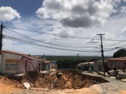 "Não consigo dormir à noite, com medo de abrir nova cratera", menina de 12 anos em Felipe Camarão