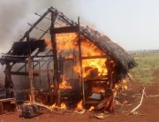 [VÍDEO] Em meio a disputa do Marco Temporal, jagunços do agro queimam casa Guarani Kaiowá em Dourados