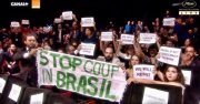 No tapete vermelho em Cannes protesto contra o golpe no Brasil