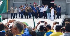Bolsonaro, general Heleno e ministros voltam a incitar apoio ao governo em frente ao Planalto