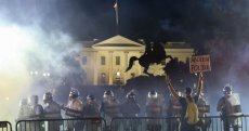 Trump apaga a luz da Casa Branca e se esconde em bunker, com medo da revolta negra nos EUA