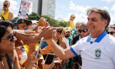Enquanto Brasil tem 1ª vítima fatal do coronavírus, Bolsonaro fala em histeria e festa de aniversário