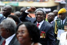 Emmerson Mnangagwa assumiu como presidente interino do Zimbabué