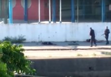Polícia assassina dois homens caídos no chão, no RJ