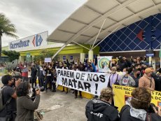 Ato no Rio por Justiça a Beto entra no Carrefour, fecha o mercado e libera funcionários