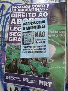 Direita insulta de "feminazistas" cartazes pelo direito ao aborto do Pão e Rosas Unicamp