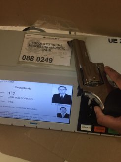 Eleitores do Bolsonaro tiram fotos com armas nas urnas
