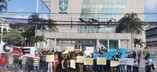 Grupo de mulheres faz ato contra Rogério Caboclo na porta da CBF 