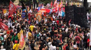Rio de Janeiro tem milhares de pessoas nas ruas em novo ato contra Bolsonaro