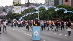 Com marchas nas ruas, Maduro convoca "reunião de partidos" para "legitimar" sua farsa de Constituinte