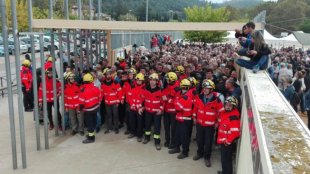 Bombeiros catalães defendem os colégios eleitorais contra a repressão do Estado