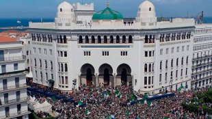 Milhões de argelinos protestam contra o regime