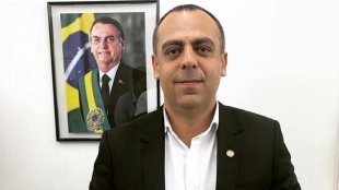 Anderson Moraes, deputado bolsonarista, arranca faixas na UERJ atacando liberdade de expressão