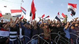 Milhares protestam no Iraque por reformas políticas mesmo com proibição do governo