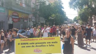 Professores de Porto Alegre marcham contra ataque de Marchezan à educação