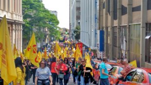Com atos e piquetes a greve dos professores do RS ganha apoio e se fortalece