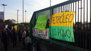Petroleiros e apoiadores bloqueiam refinarias no RS