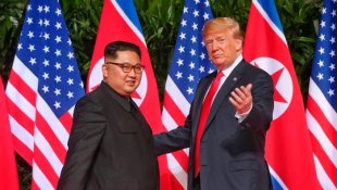 Encontro histórico: Trump e Kim Jong-un com muitos gestos e sem definições concretas