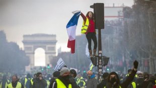 Marchas, bloqueios e repressão na França contra o aumento do preço do combustível
