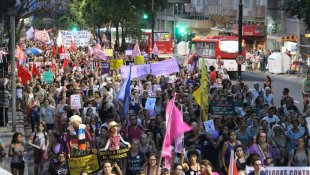 Mulheres vão às ruas em Porto Alegre no 8 de março para gritar contra Bolsonaro e a reforma da previdência