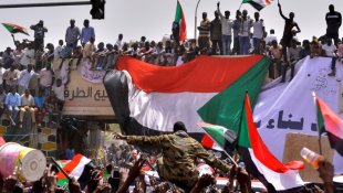 A oposição sudanesa chama uma greve geral depois de romper as negociações com os militares