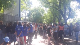 Marchezan confirma demissões na saúde e trabalhadores protestam em frente à Câmara