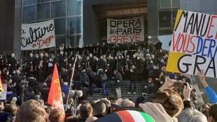 França: A orquestra da Opera de Paris tocou na rua em novo protesto contra Macron 