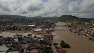 Inundação de rio destrói casas no Sertão de Alagoas