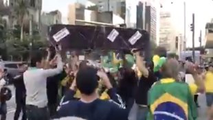 Bolsonaristas tiram sarro de mortes por COVID-19 e dançam com caixão na Paulista