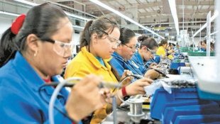 Apesar da crise sanitária, EUA exige reabertura urgente de empresas no México para continuar fabricando armas