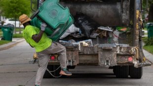 EUA: Trabalhadores da limpeza de Nova Orleans fazem greve 