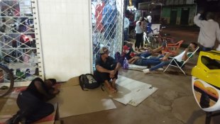 Na madrugada mais fria do Rio de Janeiro, trabalhadores dormem na rua para conseguir auxílio emergencial
